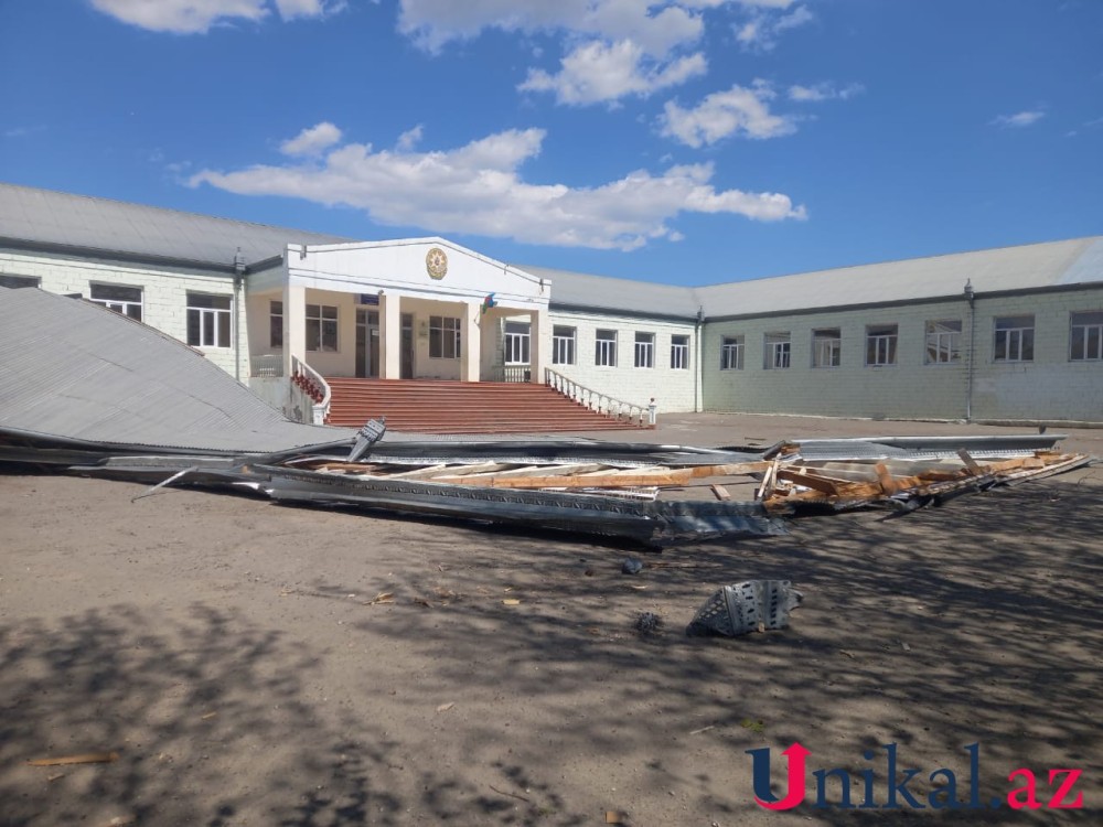 Şəmkirdə külək məktəbin dam örtüyünü üçurdu - FOTO